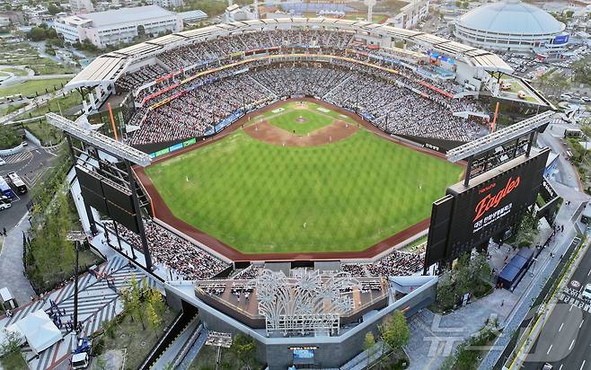 12일 대전 한화생명 볼파크에서 열린 ‘2025 신한 SOL뱅크 KBO 올스타전’에서 야구팬들이 열정적인 응원을 펼치고 있다.  2025.7.12/뉴스1 ⓒ News1 김진환 기자