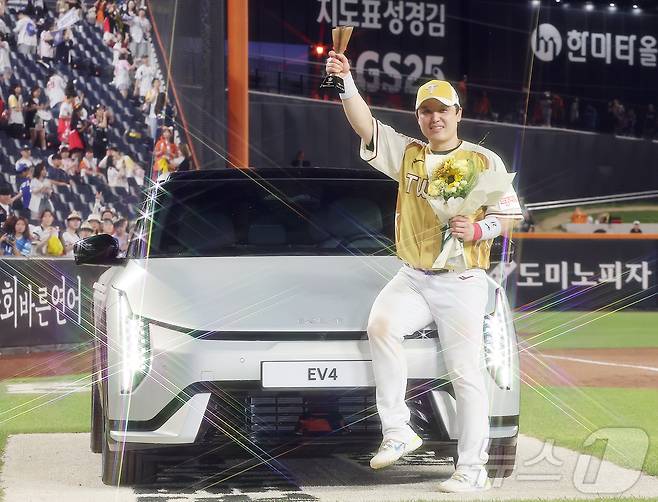 12일 대전 한화생명 볼파크에서 열린 ‘2025 신한 SOL뱅크 KBO 올스타전’에서 미스터 올스타에 선정된 LG 박동원이 부상으로 받은 KIA EV4와 함께 포즈를 취하고 있다. 2025.7.12/뉴스1 ⓒ News1 김진환 기자