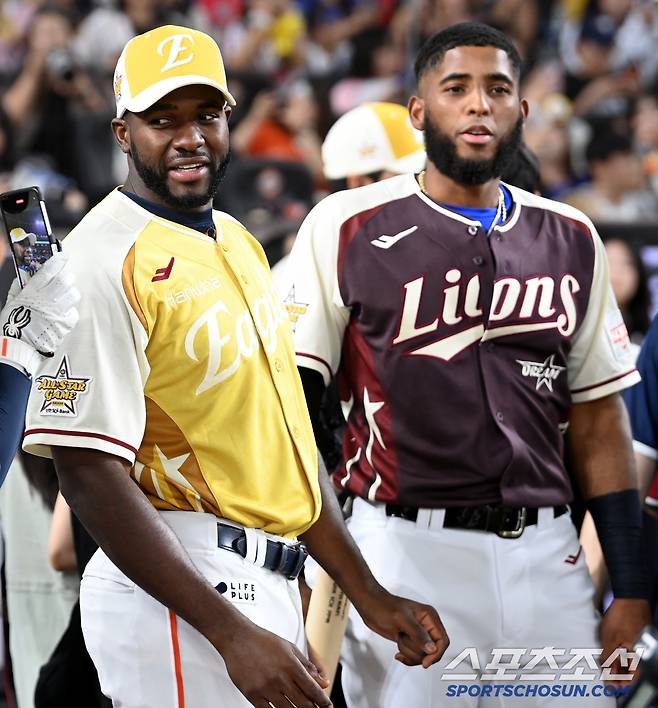 11일 대전 한화생명볼파크에서 열린 2025 KBO 올스타전 홈런 더비, 플로리얼과 디아즈가 이야기를 나누고 있다. 대전=허상욱 기자wook@sportschosun.com/2025.07.11/