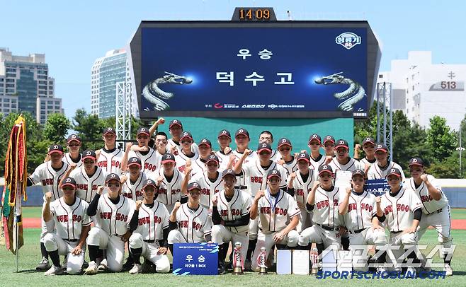 12일 서울 목동구장에서 열린 제80회 청룡기 고교야구선수권 대회 및 주말리그 왕중왕전 부산고와 덕수고의 결승전. 우승을 차지한 덕수고 선수들이 포즈 취하고 있다. 목동=정재근 기자 cjg@sportschosun.com/2025.7.12/
