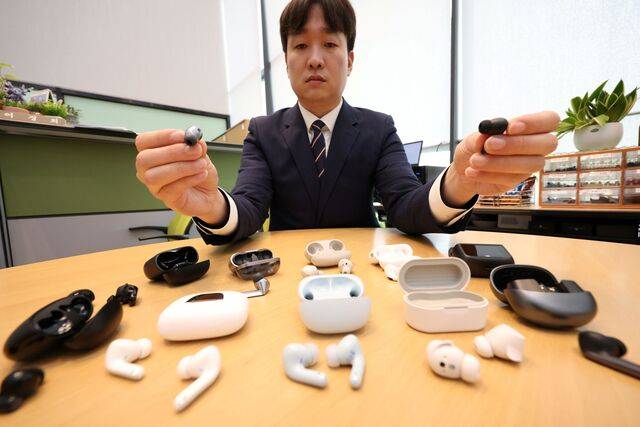 지난 7일 한국소비자원 관계자가 세종시 정부세종청사에서 시중에 유통 중인 무선이어폰 10개 제품을 시험·평가한 결과를 발표하고 있다. / 뉴시스