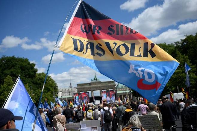 지난 5월 독일 연방헌법수호청(BfV)이 극우정당인 '독일을 위한 대안(AfD)'을 우익 극단주의 단체로 지정하자 여기에 반발한 AfD지지자들이 베를린 시내에서 시위를 벌이고 있다. AFP연합뉴스