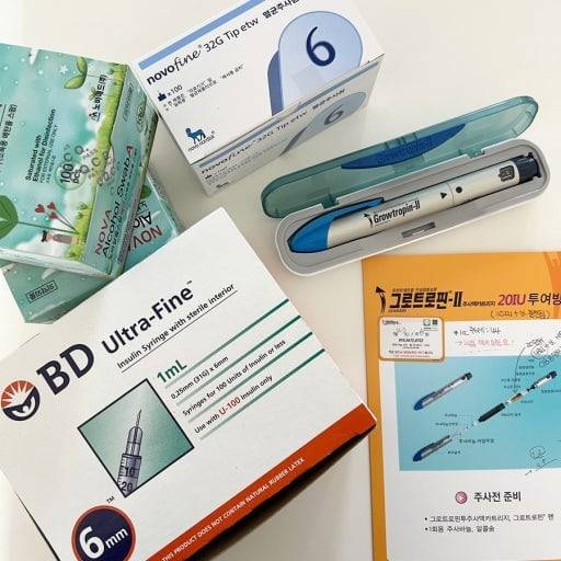 한 학부모가 자녀의 키 성장을 위해 투약한 여러 종류의 성장호르몬제 주사. 매일 부위를 바꿔가며 놔야 한다. 호르몬 교란에 따른 각종 내분비계 부작용도 추적해야 한다. /인터넷 커뮤니티