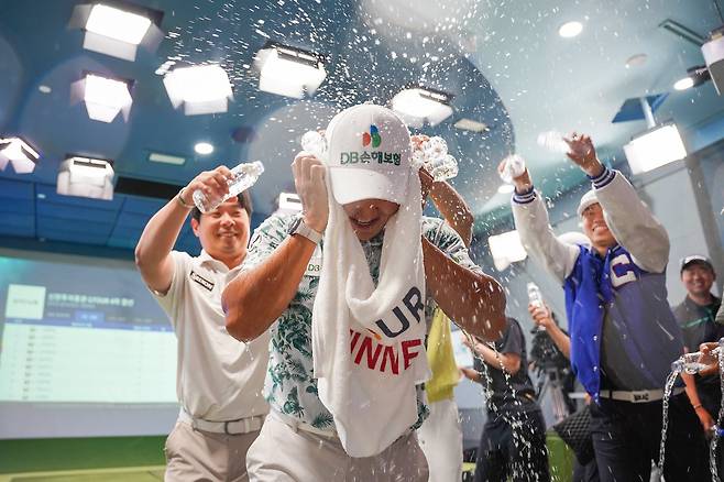 스크린 골프장에서 펼쳐지는 '2025 신한투자증권 G투어' 4차 대회 우승을 차지한 김홍택을 축하하는 선수들. /골프존
