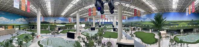 골프존이 중국에서 처음 선보인 시티골프. 티샷 등을 스크린에서 한 뒤 공이 주변 근처에 떨어지면 스크린장이 열리며 그린 구역이 나타난다. 그린까지 걸어가 실제처럼 퍼팅할 수 있다. /골프존