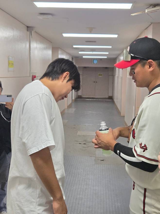12일 서울 목동야구장에서 열린 제80회 청룡기 결승에 앞서 덕수고 졸업생 두산 박준순(왼쪽)이 덕수고 유격수 엄준상을 만나 응원을 하고 있다. /배준용 기자