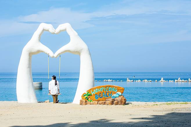 바다를 향해 '하트 손' 하고 있는 해변은 어디? 동해선 근덕역(강원도 삼척시 근덕면)에 내려 걸어서 10분 남짓한 거리에 있는 '원평해수욕장'이다. 해맞이 명소인 포항 호미곶의 '상생의 손'처럼 거대한 손 모양의 이색 포토존이 숨어 있다. / 김용재 영상미디어 기자
