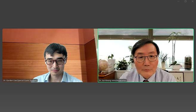 인터넷 줌으로 대담 중인 고든 리아오 서클의 수석 이코노미스트와 전광우 세계경제연구원 이사장