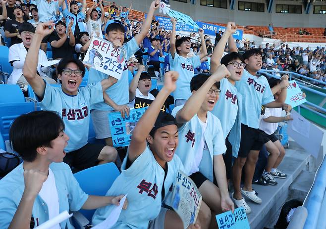 2025년 7월 12일 서울 목동 야구장에서 열린 제80회 청룡기 전국고교야구선수권대회. 부산고등학교 응원단이 열띤 응원전을 펼치고 있다. /장경식 기자