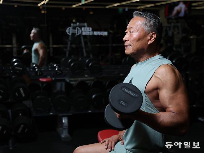 강찬수 씨가 서울 중구 피트니스101에서 근육운동을 하고 있다. 변영욱 기자 cut@donga.com
