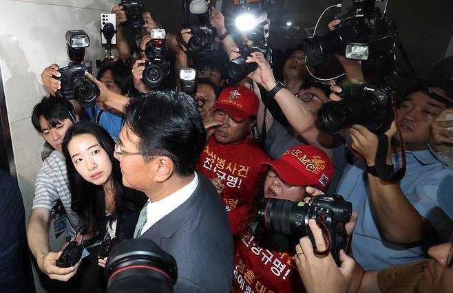 11일 피의자 신분으로 특검에 출석하는 김태효 전 국가안보실 1차장. 주변에서 해병대 예비역연대 회원이 항의를 보내고 있다. 뉴스1