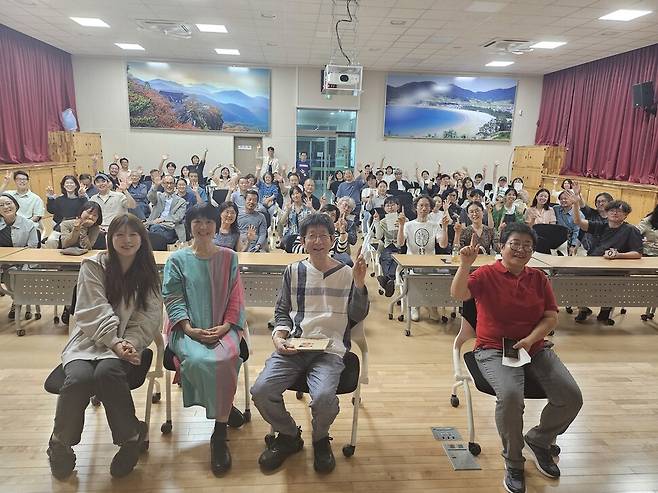 남해 은모래책방에서 연 북토크. 왼쪽부터 딸 모코, 마리코, 이타루 와타나베, 그리고 이날 통역을 맡은 에코페미니즘연구센터 달과나무 이윤숙 연구위원. 김소민 제공