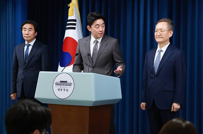 강훈식 대통령비서실장(가운데)이 6월29일 서울 용산 대통령실 청사에서 봉욱 신임 민정수석(오른쪽)을 소개하고 있다. 왼쪽은 전성환 경청통합수석비서관. 연합뉴스