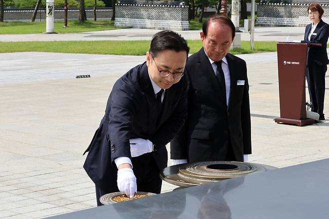 ‘김학의 긴급출금’ 사건 수사를 지휘했던 송강 신임 광주고검장이 지난 4일 오전 광주 국립 5·18민주묘지를 참배하고 있다. 연합뉴스