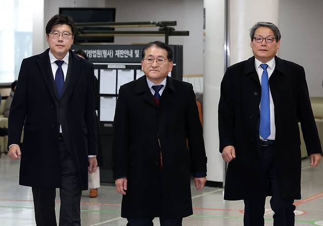지난해 11월25일 서울고법에서 열린 ‘김학의 긴급출국금지’ 2심 선고 공판에 출석한 조국혁신당 이규원 대변인(왼쪽), 차규근 의원(가운데), 이광철 전 청와대 민정비서관이 법원을 나서고 있다. 공동취재사진