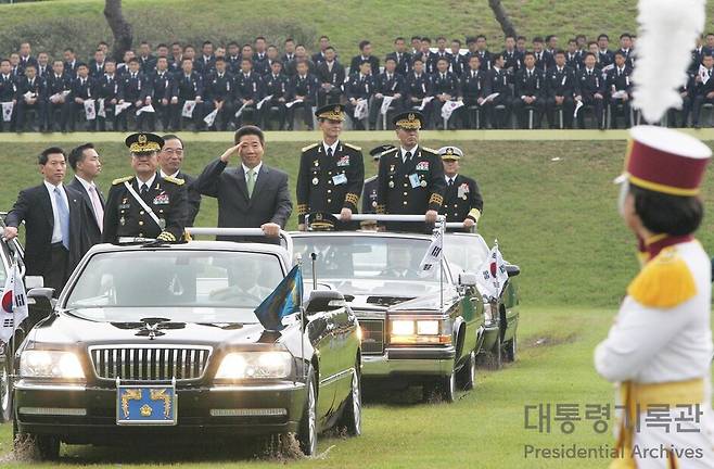 2005년 10월 국군의 날 행사에서 당시 노무현 대통령이 장병들의 경례를 받고 있다.  대통령기록관