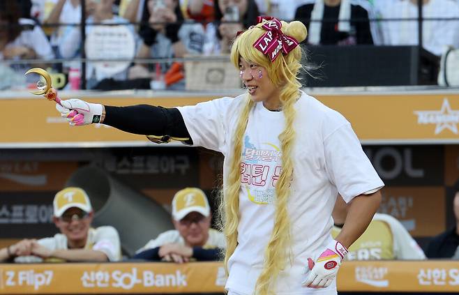 키움 히어로즈 송성문이 12일 대전 한화생명 볼파크에서 열린 2025 신한 SOL뱅크 KBO 올스타전에서 세일러문으로 분장해 타석에 들어서고 있다. 연합뉴스