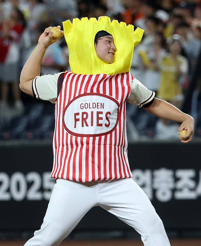 삼성 라이온즈 이호성이 12일 대전 한화생명 볼파크에서 열린 2025 신한 SOL뱅크 KBO 올스타전에서 감자를 던지고 있다. 연합뉴스