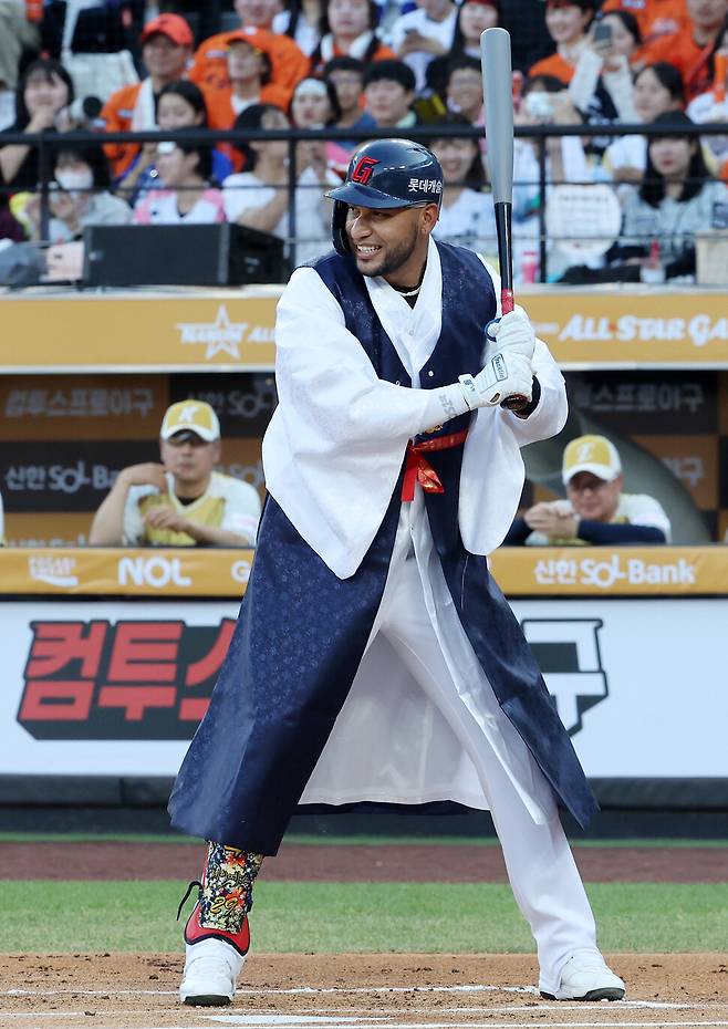 롯데 자이언츠 레이예스가 12일 대전 한화생명 볼파크에서 열린 2025 신한 SOL뱅크 KBO 올스타전에서 한복을 입고 타석에 들어서고 있다. 연합뉴스
