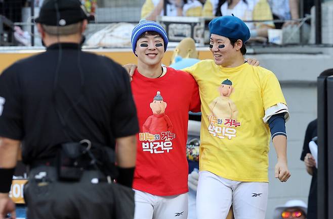 엔씨 다이노스 박건우와 박민우가 12일 대전 한화생명 볼파크에서 열린 2025 신한 SOL뱅크 KBO 올스타전에서 퍼포먼스를 하고 있다. 연합뉴스