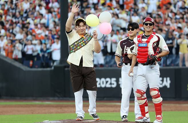 에스에스지 랜더스 이로운이 12일 대전 한화생명 볼파크에서 열린 2025 신한 SOL뱅크 KBO 올스타전에서 마운드에 오르고 있다. 연합뉴스