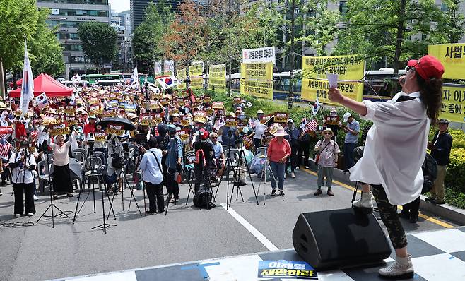 윤석열의 구속영장 실질심사가 열린 2025년 7월9일 오후 서울중앙지법 앞 삼거리에서 지지자들이 영장 기각 등의 구호를 외치고 있다.