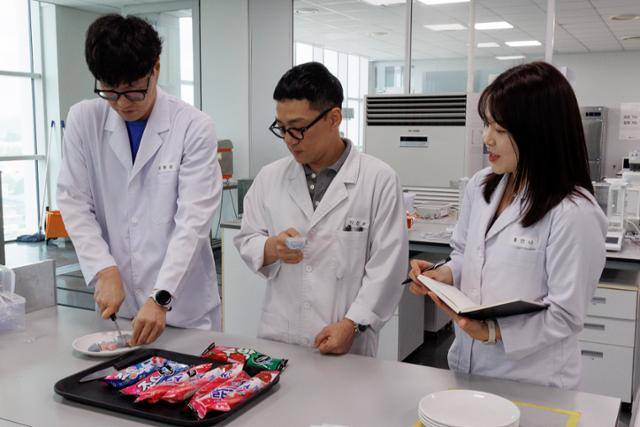롯데중앙연구소 디저트2팀의 서형균(왼쪽부터) 연구원, 지진우 팀장, 홍안나 연구원이 아이스크림 연구를 하는 모습. 롯데그룹 제공