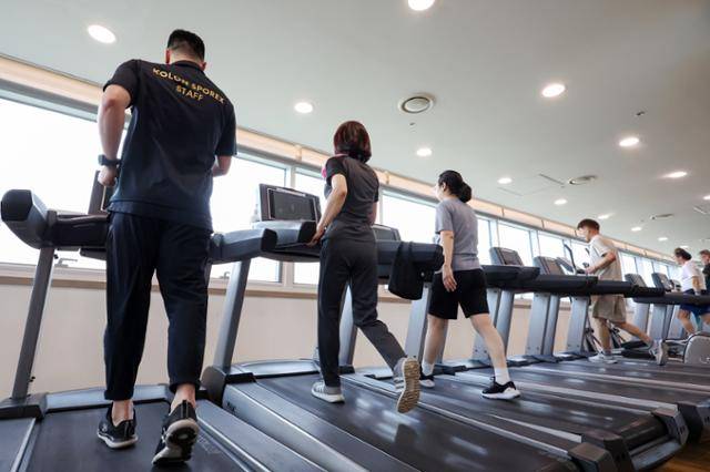 지난달 30일 서울 서초구 방배열린문화센터에서 시민들이 걷기 또는 달리기 운동을 하고 있다. 사진은 기사와 직접적 관련이 없다. 뉴스1