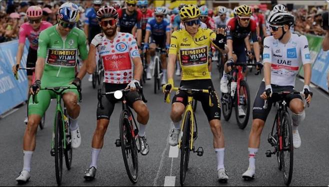 왼쪽부터 그린, 폴카 도트, 옐로, 화이트 저지를 입은 선수들의 모습. 이렇게 개인 우승자가 있음에도 불구하고 투르 드 프랑스는 팀 스포츠로 간주된다. 레이스의 성공 여부가 팀워크에 크게 좌우되기 때문이다. 넷플릭스 투르 드 프랑스: 언체인드 캡처