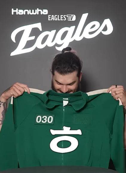 오징어게임 트레이닝복 입고 출근한 폰세. 이글스 TV 캡처