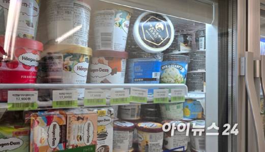 11일 서울의 한 편의점에 하겐다즈 등 고급 아이스크림이 진열된 모습. 소비자들 사이에서 해당 매대를 두고 이른바 '부자존'이라고 부른다. [사진=진광찬 기자]