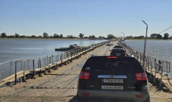 윤영선 전 관세청장 일행이 볼가강 하류에 설치된 부교를 건너고 있다. [사진=윤영선]