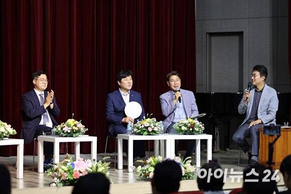 천안 나사렛대에서 열린 민주당 박찬대 당대표 후보 토크콘서트에서 이재관 의원이 인사말을 하고 있다[사진=정종윤 기자]