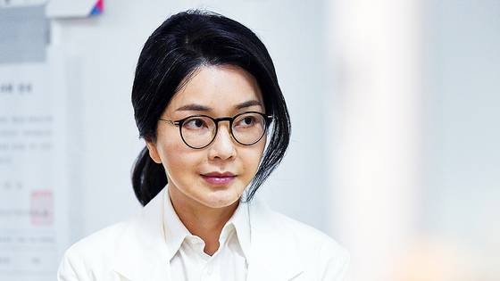 김건희 여사가 지난달 서울 서초구 원명초등학교에 마련된 서초구 제3투표소에서 투표를 하기 위해 줄을 서 있다. 뉴스1