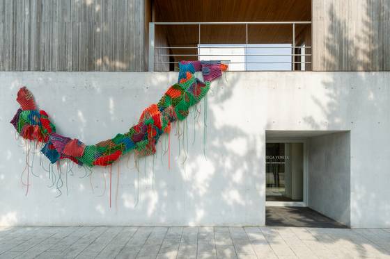 지난 6월 21~22일 서울 통의동 아름지기 재단에서 열린 보테가 베네타의 전시 '세계를 엮다 : 인트레치아토의 언어'. 건물 외벽에 걸려있는 작품은 로프를 엮어 만든 이광호 작가의 작품이다. 사진 보테가 베네타
