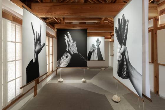 전시에선 '손의 제스처'를 주제로 한 보테가 베네타의 글로벌 캠페인 '수공예는 우리의 언어(Craft is our Language)'의 사진이 함께 전시됐다. 사진 보테가 베네타
