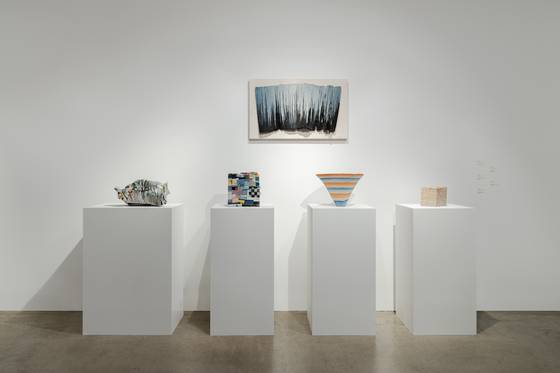 점토와 종이 타월을 적층해 탄생한 박종진 작가의 ‘예술적 지층’ 시리즈. 사진 보테가 베네타