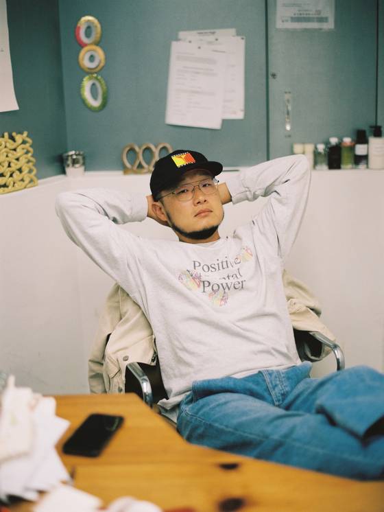 '세계를 엮다 : 인트레치아토의 언어' 전에서 보테가 베네타와 협업해 새로운 옵세션 연작을 선보인 이광호 작가. 사진 본인 제공