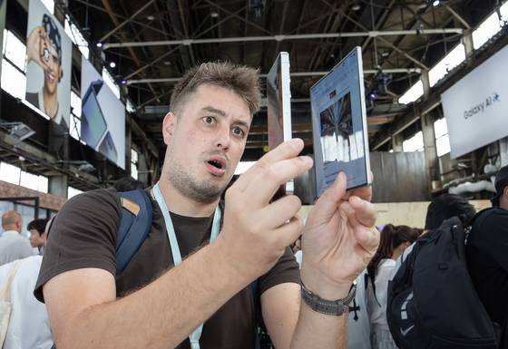 삼성전자가 9일(현지시간) 미국 뉴욕 브루클린 듀갈 그린하우스에서 열린 '갤럭시 언팩 2025' 행사에서 초슬림 대화면 폴더블폰 '갤럭시 Z 폴드7'을 공개했다고 10일 밝혔다.  갤럭시 언팩 2025에서 관람객이 '갤럭시 Z 폴드7'을 체험하고 있다. 사진 삼성전자