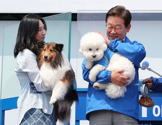 지난 5월 강원도 춘천역광장에서 반려견들과 기념촬영을 하고 있는 이재명 당시 대선후보. 김성룡 기자.