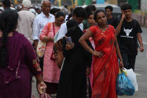 3일(현지시간) 인도 뭄바이에서 주민들이 대중교통을 기다리고 있다. EPA=연합뉴스