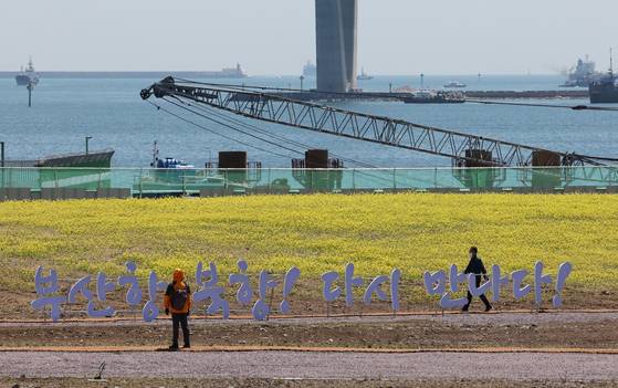 2022년 5월 4일 부산항재개발 1단계 공공시설이 전면 개방되자 시민들이 공원을 산책하며 시설을 돌아보고 있다. 송봉근 기자