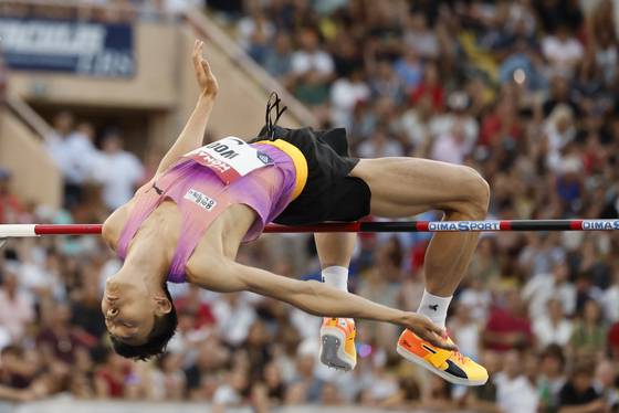 모나코 다이아몬드리그에서 우상혁이 바를 넘고 있다. EPA=연합뉴스