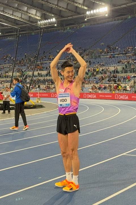 관중들의 호응을 유도하는 우상혁. 사진 대한육상연맹