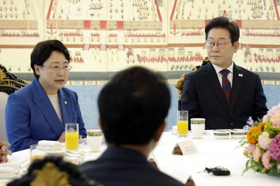 이재명 대통령이 3일 서울 한남동 관저에서 열린 국회 비교섭단체 지도부와 오찬회동에서 조국혁신당 김선민 당대표 권한대행 발언을 듣고 있다. 대통령실사진기자단