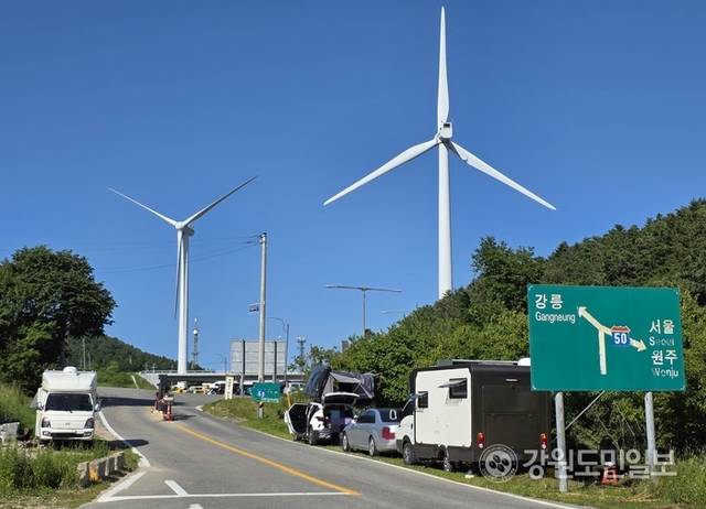 ▲ 12일 낮 대관령마을휴게소 인근 공터에 캠핑카들이 주차돼 있다. 황선우 기자