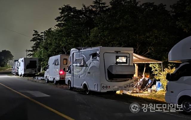 ▲ 지난 11일 밤 대관령마을휴게소 인근 공터에 캠핑카들이 주차돼 있다. 황선우 기자