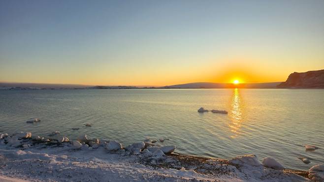 ▲남극의 석양-겨울철 세종기지는 오후 3시면 해가 진다