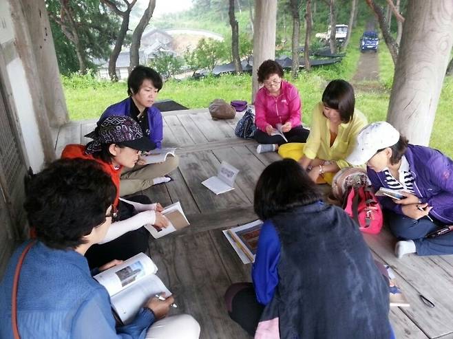 ▲ 답사자료를 함께 공부하는 회원들