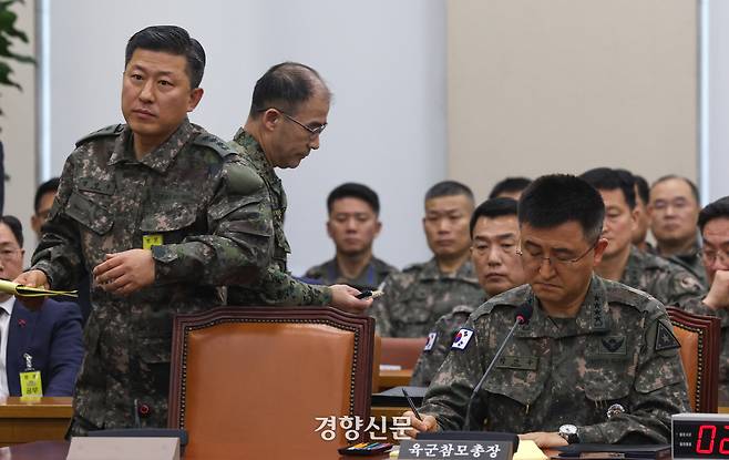 정성우 방첩사 1차장(가장 왼쪽)이 지난해 12월10일 국회 국방위원회 전체회의에서 발언대로 이동하고 있다. 성동훈 기자